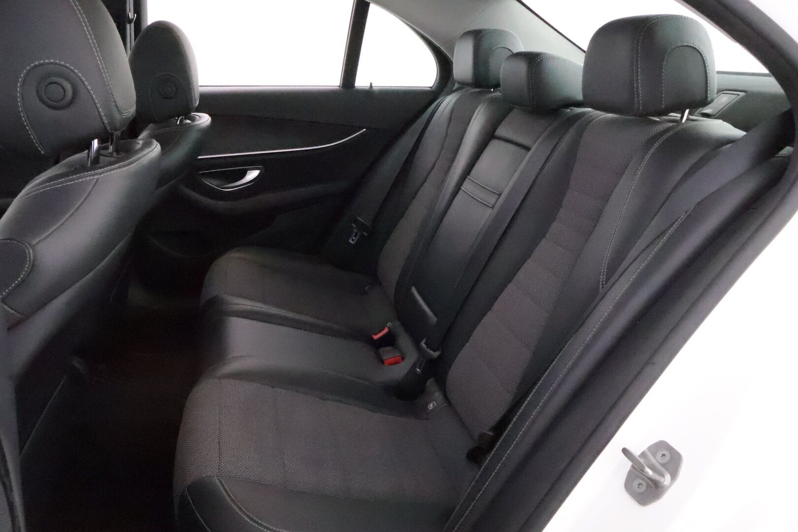 Mercedes-Benz E 2017 220 d 4Matic A Premium Business * Widescreen / Peruutuskamera / HUD / Sporttipenkit ** - Siisti Ikäisekseen / Juuri tullut Tampereelle! - HULLUT AVAJAISHULINAT KORKOTARJOUS 3,29 %