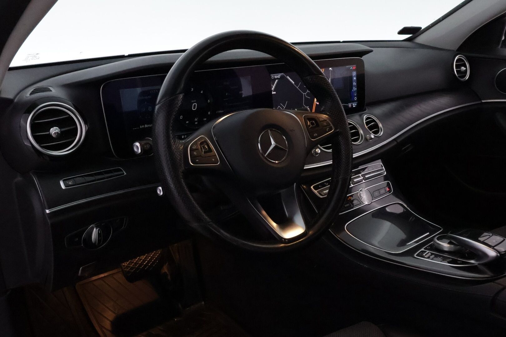 Mercedes-Benz E 2017 220 d 4Matic A Premium Business * Widescreen / Peruutuskamera / HUD / Puolinahkasisusta / Lohkolämmitin! - Tulossa Myyntiin!