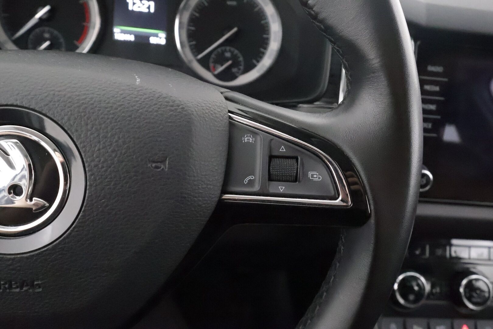 Skoda Kodiaq 2017 2,0 TSI 4x4 Style DSG Autom. - | 7-paikkainen | ACC | Koukku | Webasto | Canton | Muistipenkit | Nahka-alcantara | 360° kamera | LED | Akt. kaarrevalot | Keyless | 
