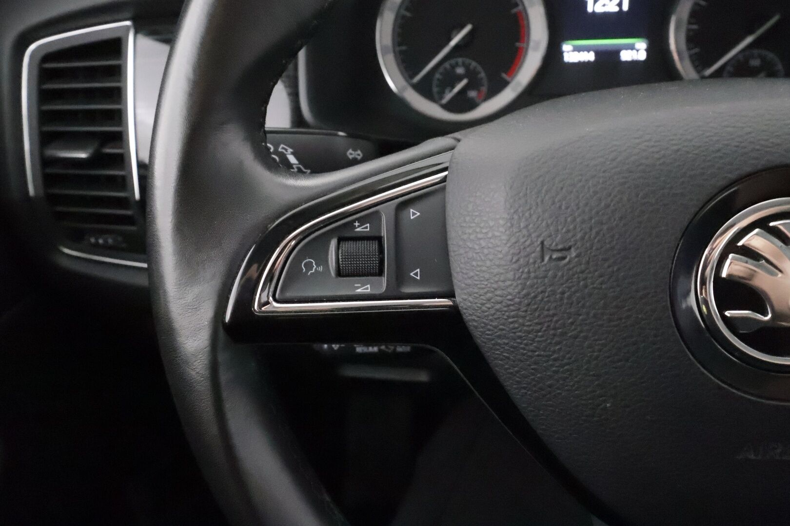 Skoda Kodiaq 2017 2,0 TSI 4x4 Style DSG Autom. - | 7-paikkainen | ACC | Koukku | Webasto | Canton | Muistipenkit | Nahka-alcantara | 360° kamera | LED | Akt. kaarrevalot | Keyless | 