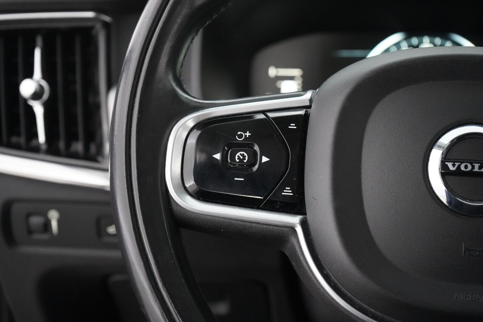 Volvo S90 2017 D3 Business - ACC | Webasto | Tutkat | Pilot assist | Ratinlämmitin | Ei Ad-Blueta | Kahdet renkaat | Suomi-auto 