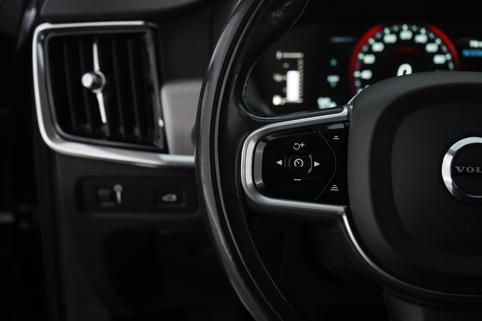 Volvo S90 2017 D3 Business * ACC / Webasto / Tutkat / Pilot assist /  Ratinlämmitin - Kahdet renkaat / Suomi-auto / Merkkihuollettu 