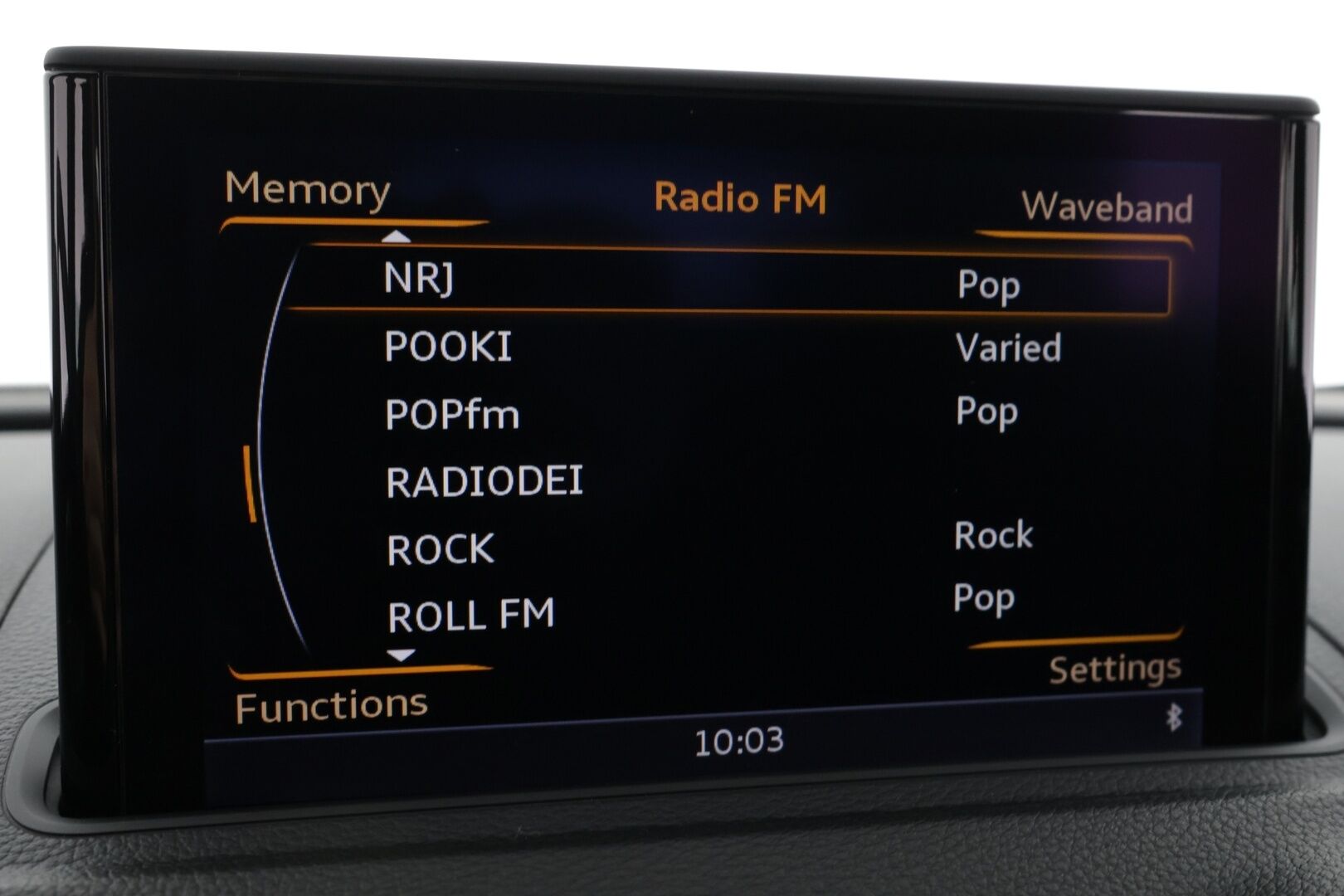 Audi A3 2015 1.4 TFSI e-tron S tronic Sportback Business * Navi / Vakkari / Nahka-Alcantara / Fiksut huollot! * - Huippu varusteet / Kattava huoltohistoria / Fiksu peli! - HULLUT AVAJAISHULINAT KORKOTARJOUS 3,29 %