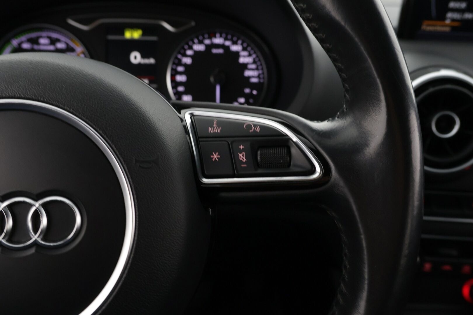 Audi A3 2015 1.4 TFSI e-tron S tronic Sportback Business * Navi / Vakkari / Nahka-Alcantara / Fiksut huollot! *