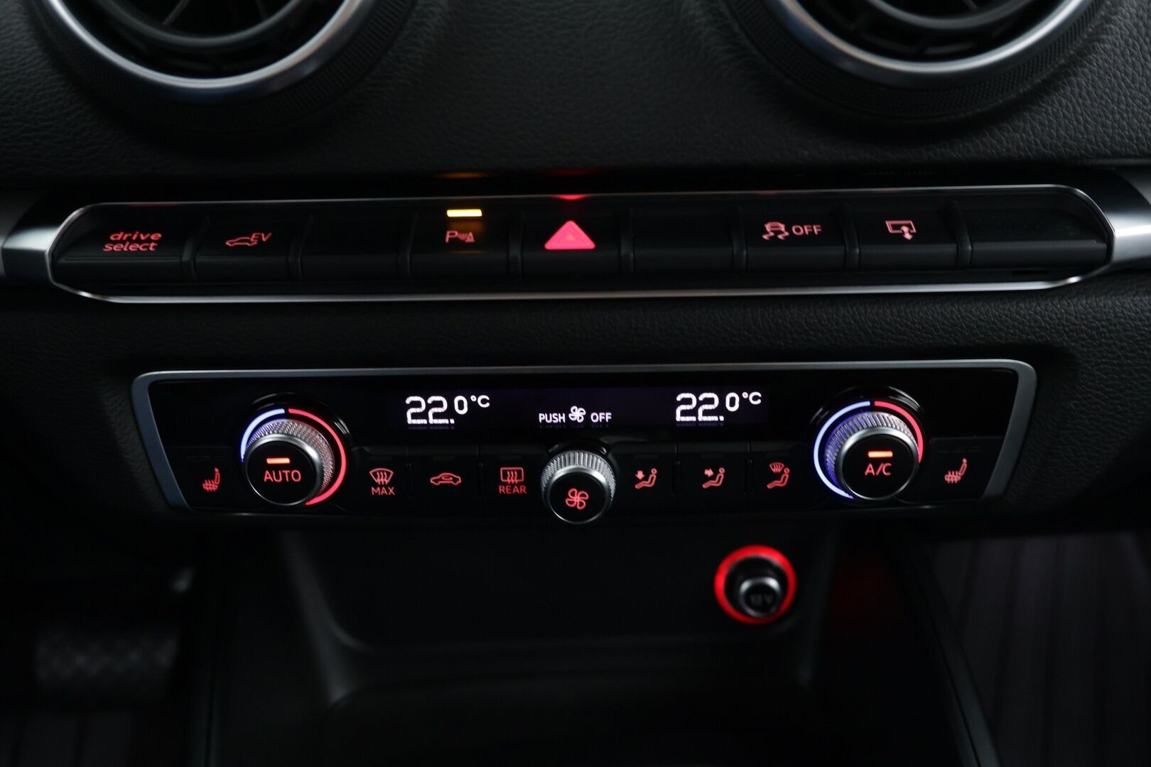 Audi A3 2015 1.4 TFSI e-tron S tronic Sportback Business * Navi / Vakkari / Nahka-Alcantara / Fiksut huollot! *