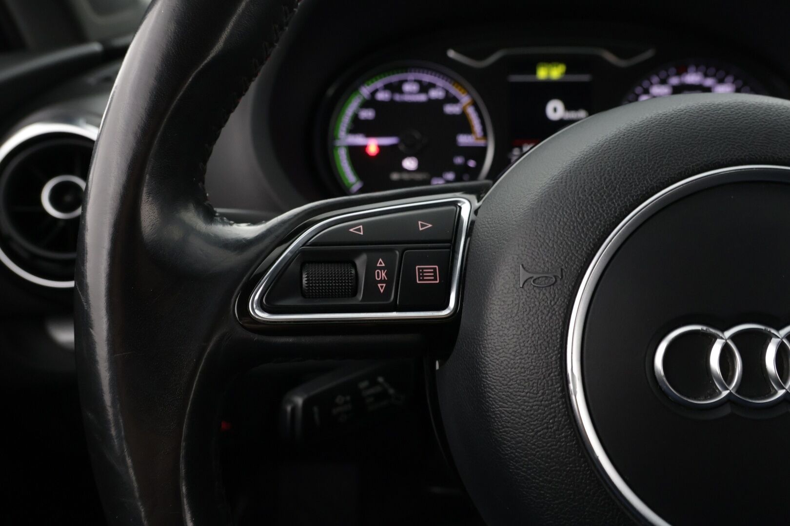 Audi A3 2015 1.4 TFSI e-tron S tronic Sportback Business * Navi / Vakkari / Nahka-Alcantara / Fiksut huollot! *