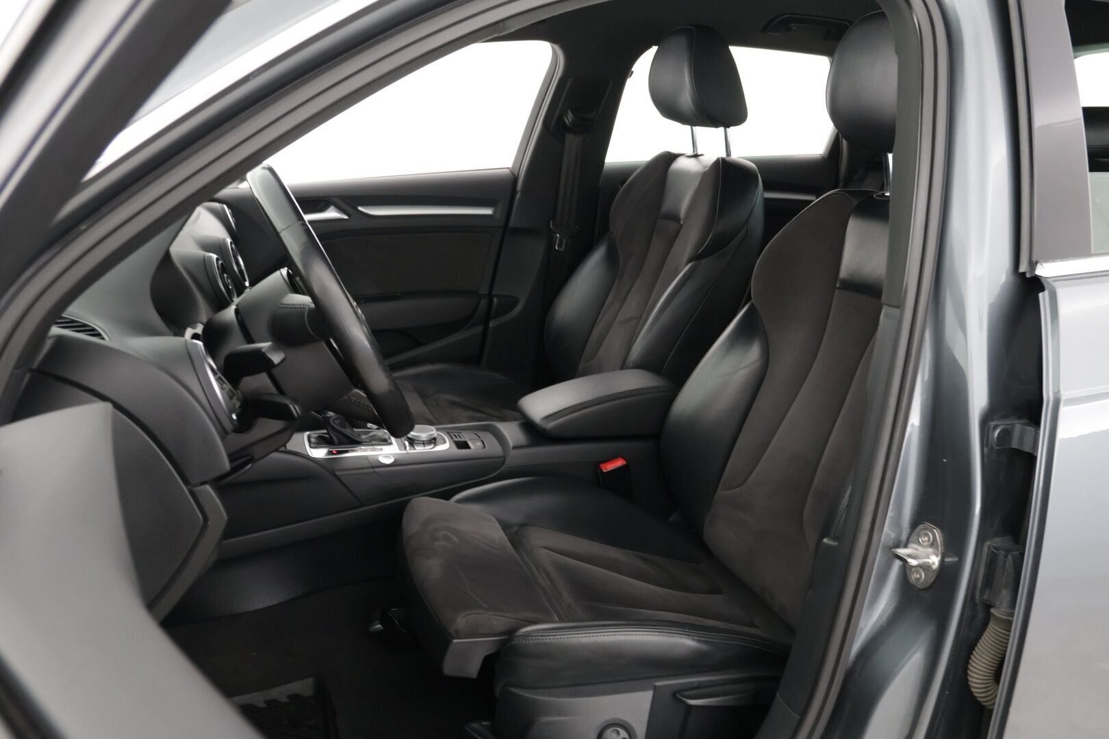 Audi A3 2015 1.4 TFSI e-tron S tronic Sportback Business * Navi / Vakkari / Nahka-Alcantara / Fiksut huollot! *