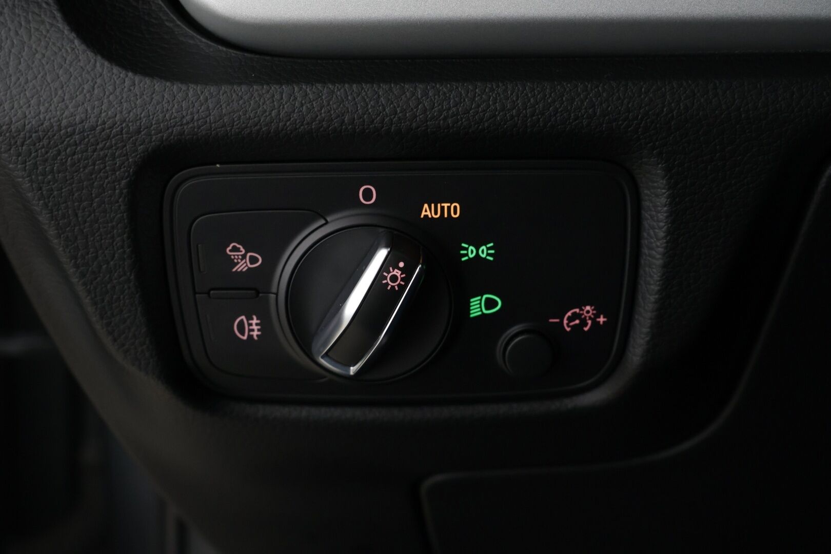 Audi A3 2015 1.4 TFSI e-tron S tronic Sportback Business * Navi / Vakkari / Nahka-Alcantara / Fiksut huollot! *