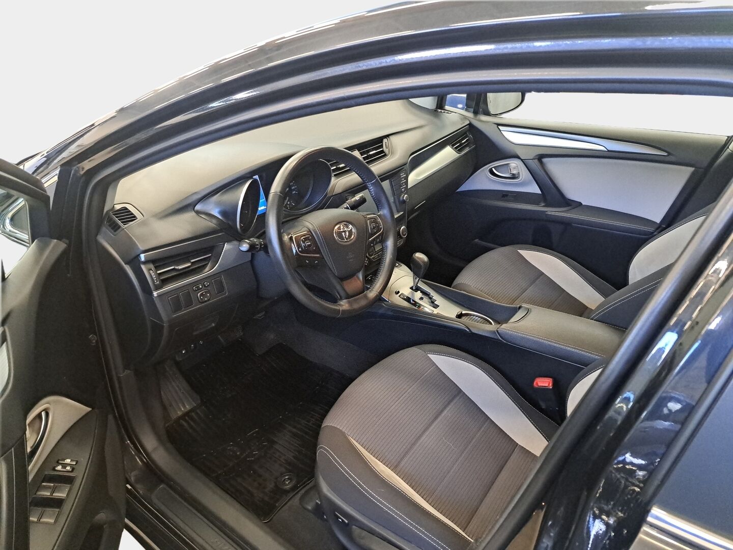 Toyota Avensis 2017 1,8 Valvematic Active Edition ** Kamera / Lohko / Koukku / Vakkari / Bluetooth** - Kahdet hyvät renkaat Toyotan vanteilla - HULLUT AVAJAISHULINAT KORKOTARJOUS 3,29 %