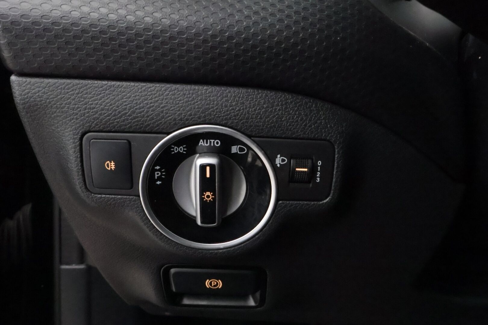 Mercedes-Benz A 2017 160 d A - YritysOutlet - Myydään vain yrityksille - *Webasto / PAKETTIAUTO / Vakkari / Sport-istuimet / Harvinainen!! / YritysOutlet - Myydään vain yrityksille