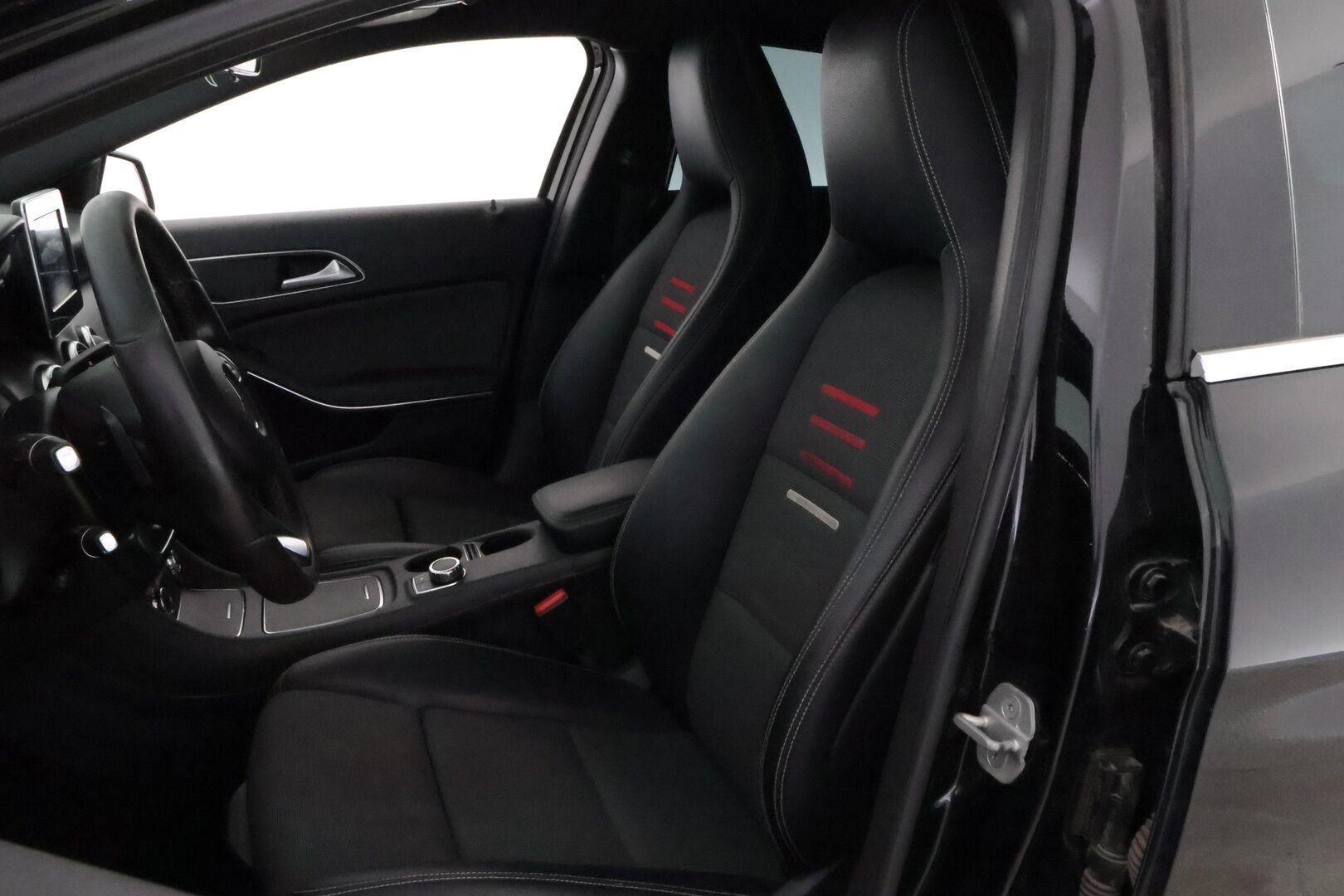 Mercedes-Benz A 2017 160 d A - YritysOutlet - Myydään vain yrityksille - *Webasto / PAKETTIAUTO / Vakkari / Sport-istuimet / Harvinainen!! / YritysOutlet - Myydään vain yrityksille