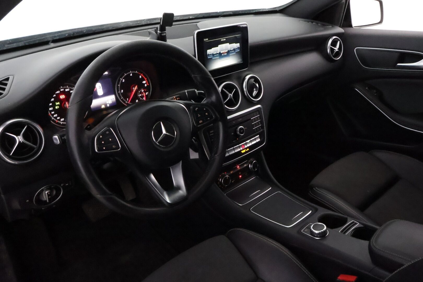 Mercedes-Benz A 2017 160 d A - YritysOutlet - Myydään vain yrityksille - *Webasto / PAKETTIAUTO / Vakkari / Sport-istuimet / Harvinainen!! / YritysOutlet - Myydään vain yrityksille