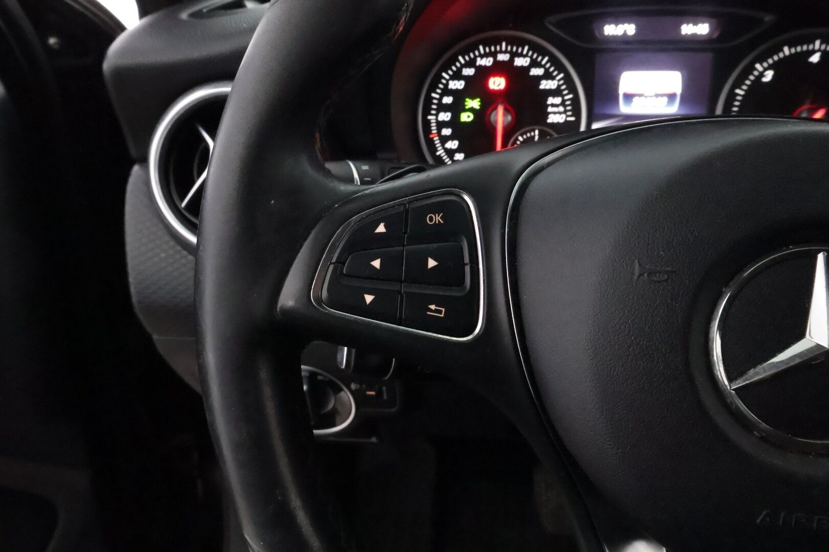 Mercedes-Benz A 2017 160 d A - YritysOutlet - Myydään vain yrityksille - *Webasto / PAKETTIAUTO / Vakkari / Sport-istuimet / Harvinainen!! / YritysOutlet - Myydään vain yrityksille