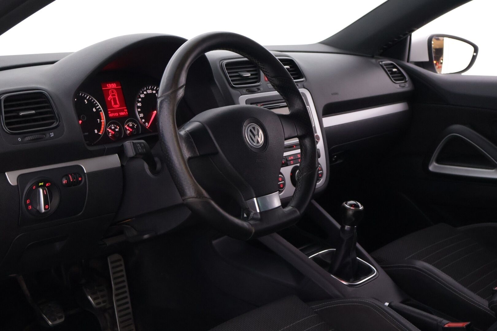 Volkswagen Scirocco 2009 2,0 TSI 147 kW Coupé *R-Line sisäpaketti  / Sporttipenkit / Puolinahat / Tutka* - Upea R-Line look! / Kahdet renkaat 19'' alumiinivanteilla*