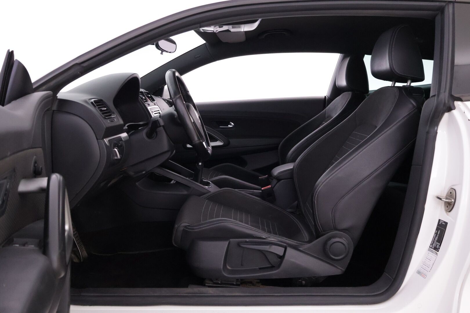Volkswagen Scirocco 2009 2,0 TSI 147 kW Coupé *R-Line sisäpaketti  / Sporttipenkit / Puolinahat / Tutka* - Upea R-Line look! / Kahdet renkaat 19'' alumiinivanteilla*