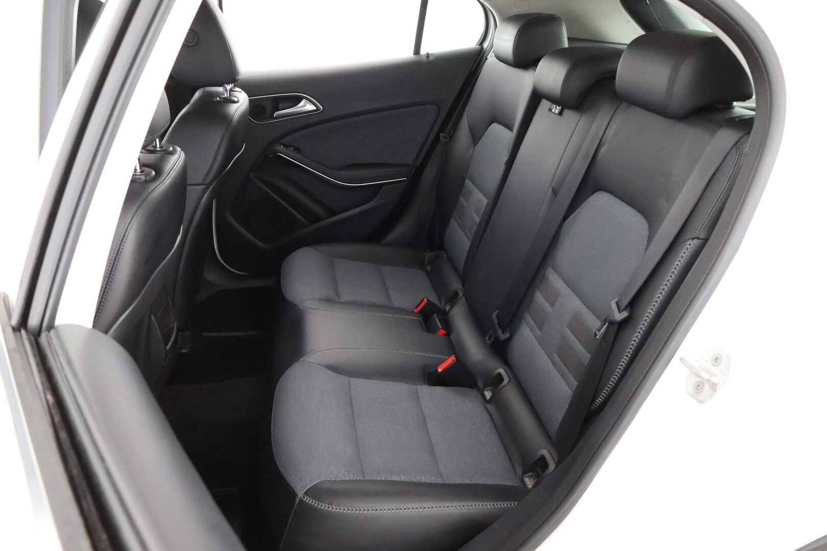 Mercedes-Benz GLA 2016 180 CDI A Premium Business / Lohko+sisäp. / P.kamera / Navi / Vakkari - Siisti kuntoinen / 2x alumiinivanteet!