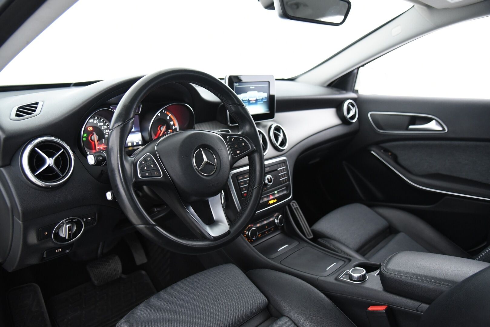 Mercedes-Benz GLA 2016 180 CDI A Premium Business / Lohko+sisäp. / P.kamera / Navi / Vakkari - Siisti kuntoinen / 2x alumiinivanteet!