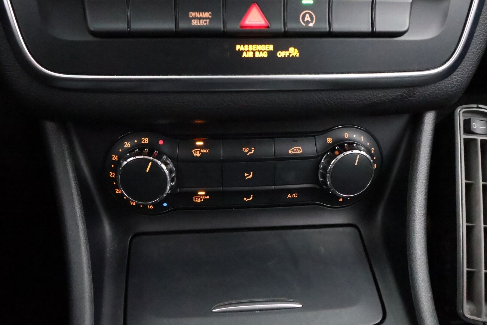 Mercedes-Benz GLA 2016 180 CDI A Premium Business / Lohko+sisäp. / P.kamera / Navi / Vakkari - Siisti kuntoinen / 2x alumiinivanteet!