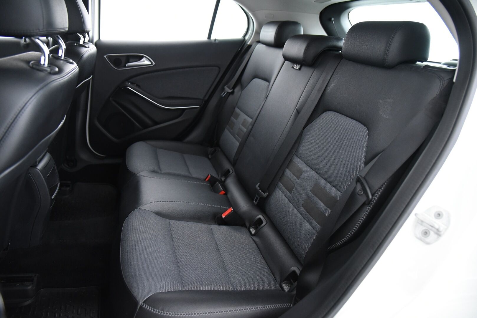 Mercedes-Benz GLA 2016 180 CDI A Premium Business / Lohko+sisäp. / P.kamera / Navi / Vakkari - Siisti kuntoinen / 2x alumiinivanteet!