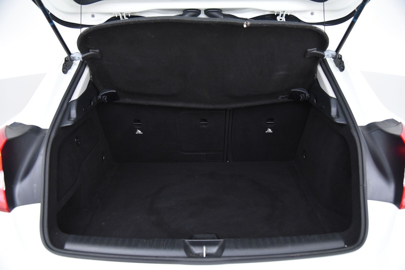 Mercedes-Benz GLA 2016 180 CDI A Premium Business / Lohko+sisäp. / P.kamera / Navi / Vakkari - Siisti kuntoinen / 2x alumiinivanteet!