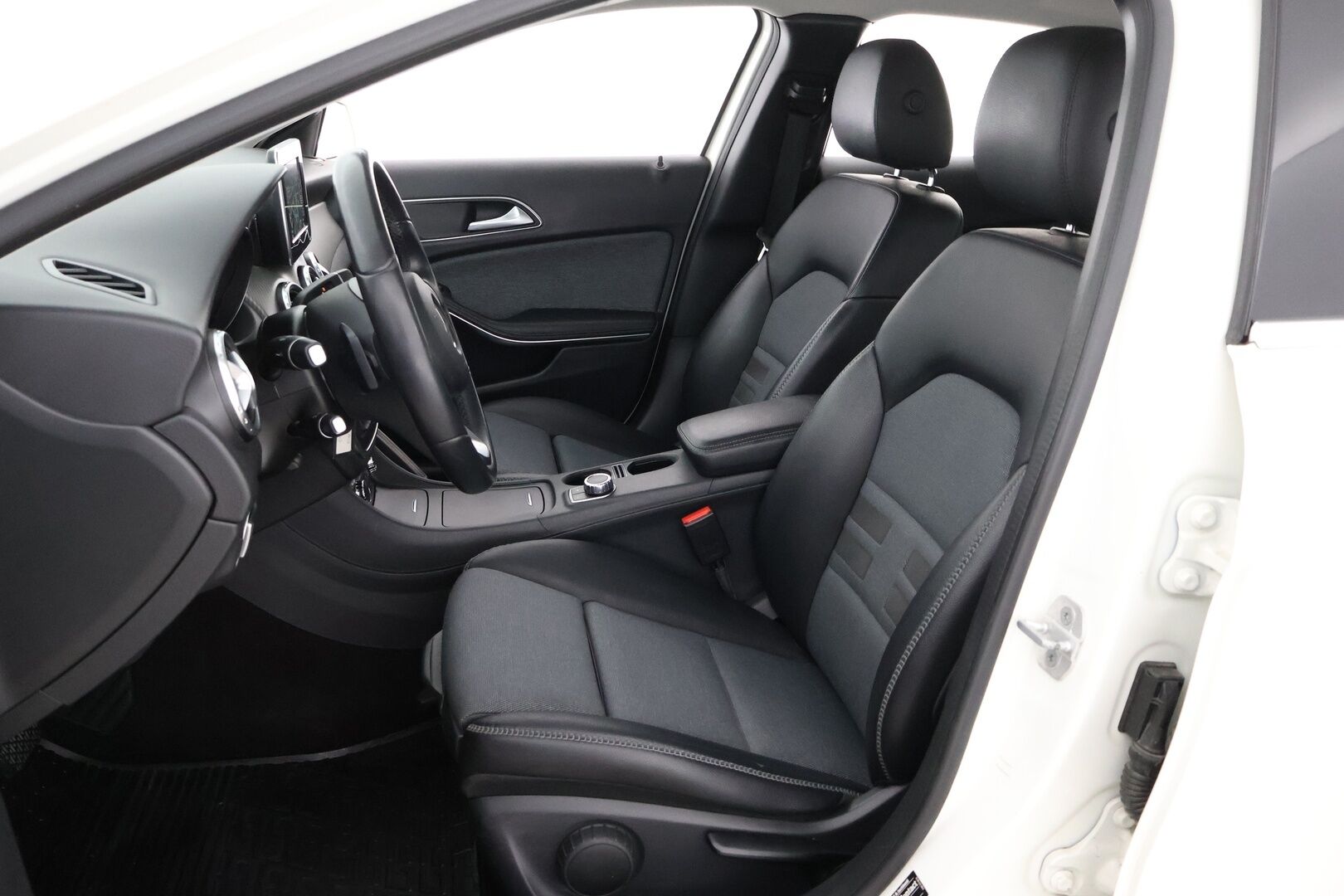 Mercedes-Benz GLA 2016 180 CDI A Premium Business / Lohko+sisäp. / P.kamera / Navi / Vakkari - Siisti kuntoinen / 2x alumiinivanteet!
