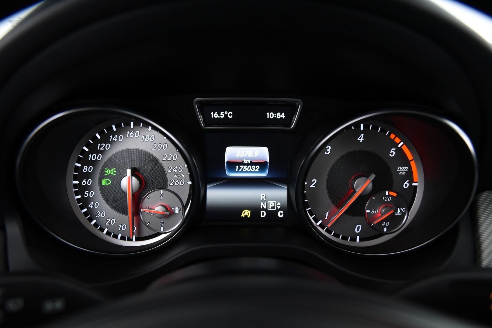 Mercedes-Benz GLA 2016 180 CDI A Premium Business / Lohko+sisäp. / P.kamera / Navi / Vakkari - Siisti kuntoinen / 2x alumiinivanteet!