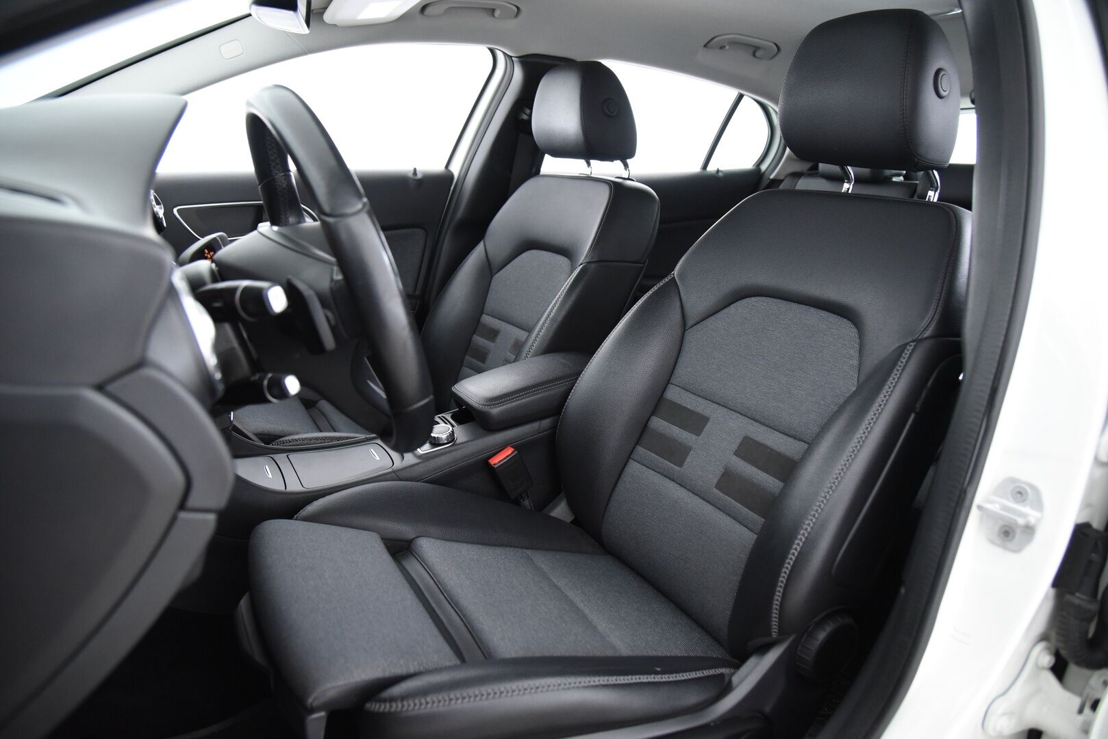 Mercedes-Benz GLA 2016 180 CDI A Premium Business / Lohko+sisäp. / P.kamera / Navi / Vakkari - Siisti kuntoinen / 2x alumiinivanteet!