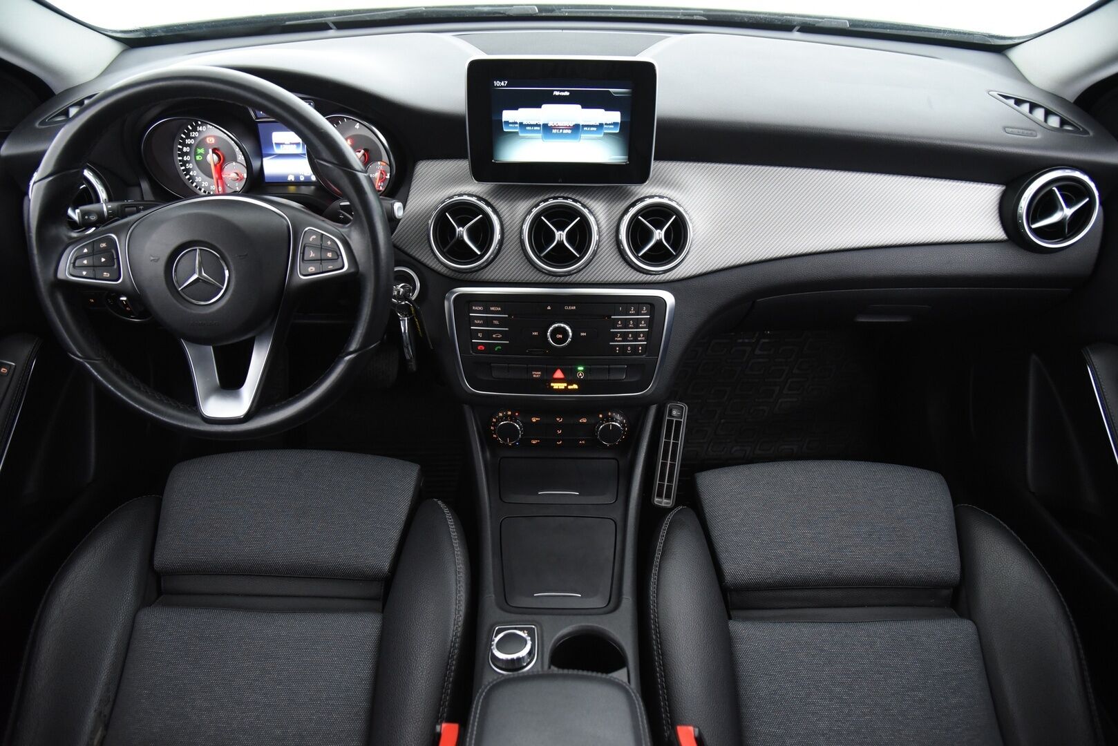 Mercedes-Benz GLA 2016 180 CDI A Premium Business / Lohko+sisäp. / P.kamera / Navi / Vakkari - Siisti kuntoinen / 2x alumiinivanteet!