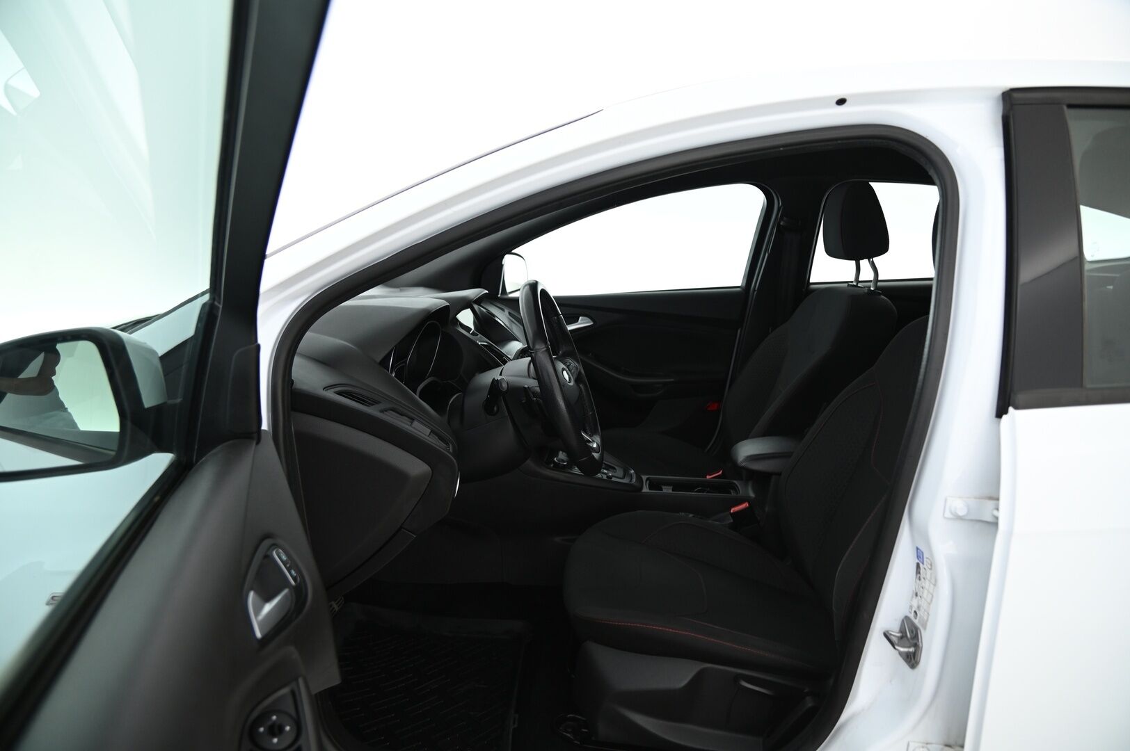 Ford Focus 2017 1,5 TDCi 120 hv Start/stop PowerShift ST-Line 5-ov. *Webasto / Suomi-auto / Tuulilasin lämmitys / Iso näyttö* - Jakohihna juuri vaihdettu / Sporttinen, taloudellinen ja loistava ajaa! / Polttoainekäyttöisellä lisälämmittimellä!