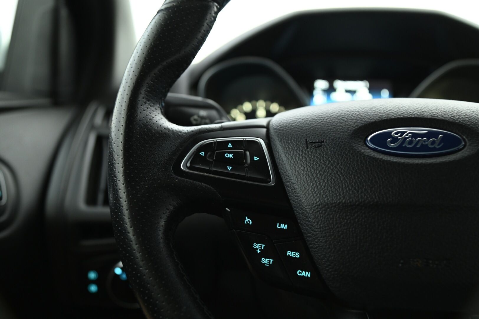 Ford Focus 2017 1,5 TDCi 120 hv Start/stop PowerShift ST-Line 5-ov. *Webasto / Suomi-auto / Tuulilasin lämmitys / Iso näyttö* - Jakohihna juuri vaihdettu / Sporttinen, taloudellinen ja loistava ajaa! / Polttoainekäyttöisellä lisälämmittimellä!