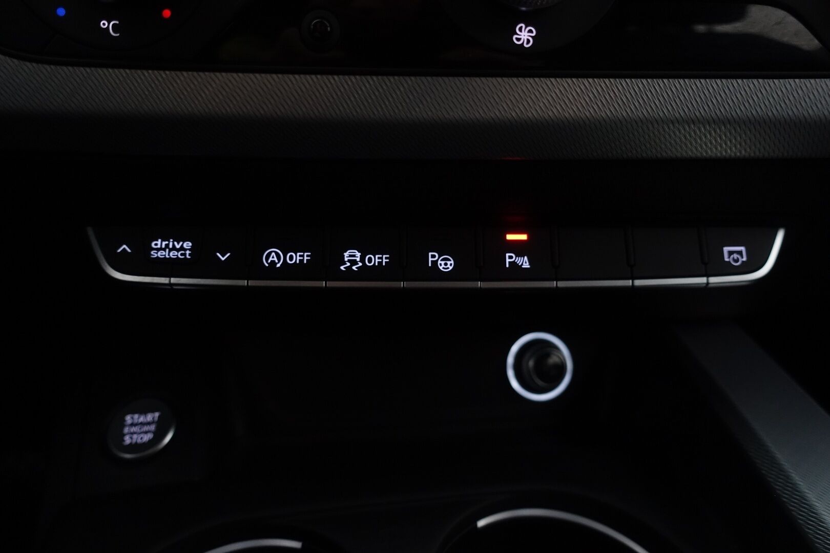 Audi A4 2017 Avant First Edition Business Sport 2,0 TFSI 185 kW quattro S tronic - | Digimittaristo | Matrix LED | Navi | Lohko | Tutkat | Sporttipenkit | BLIS | Sähköluukku | Suomi-Auto | Vakkari | 2X Renkaat & Vanteet | 