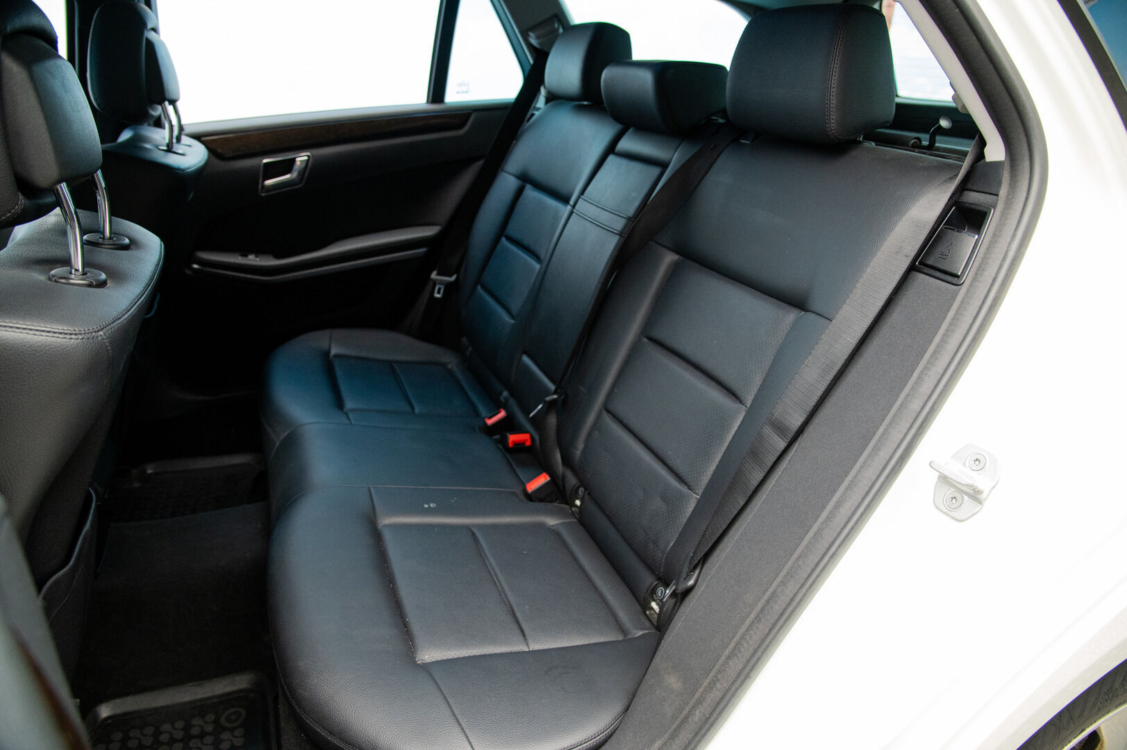 Mercedes-Benz E 2010 200 CDI 2.1 A - YritysOutlet - Myydään vain yrityksille - | Vetokoukku | Lohkolämmitin | Vakionopeussäädin | Pysäköintitutkat eteen ja taakse | Iso näyttö | Nahkasisusta | Penkinlämmittimet | Sähköinen takaluukku |
