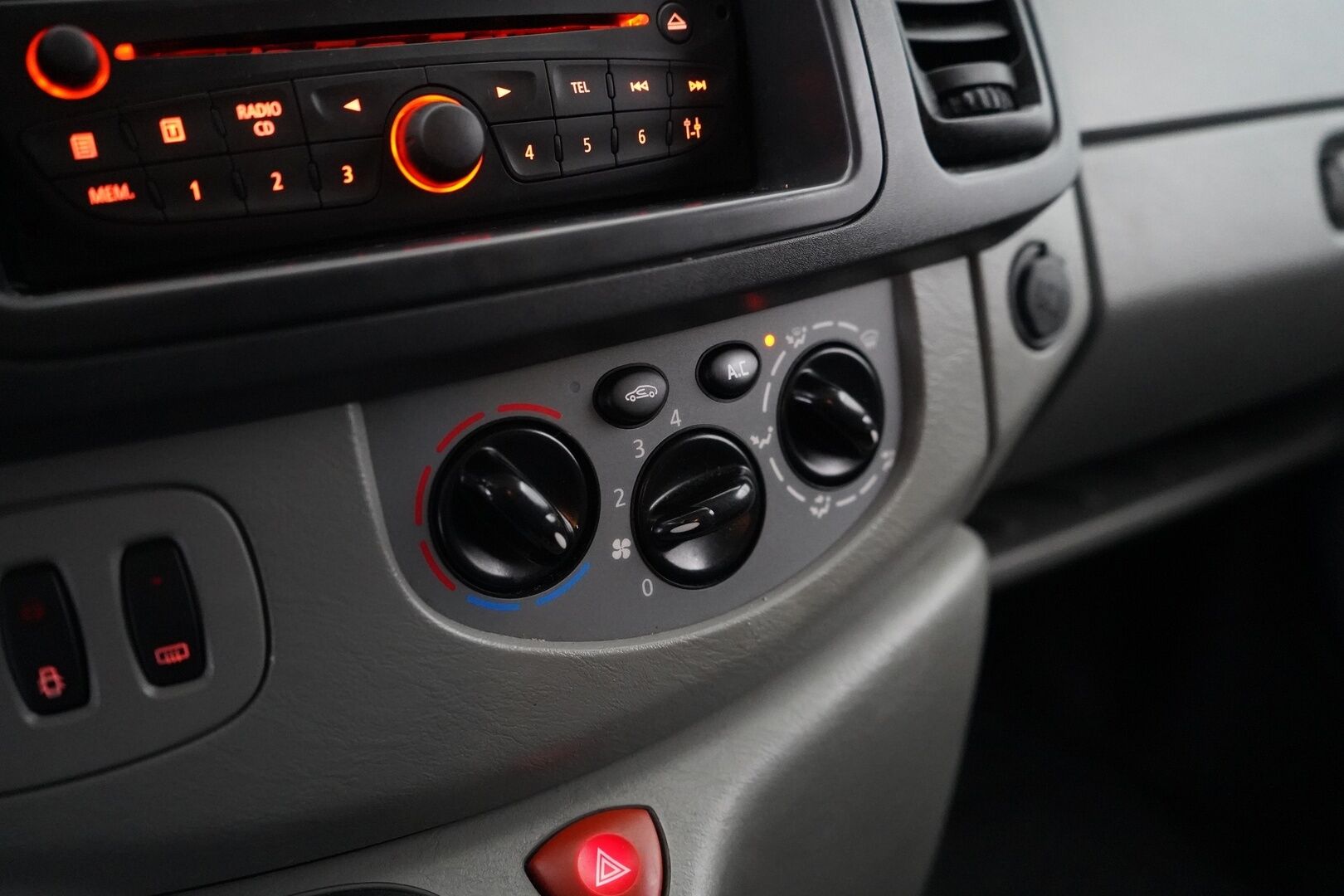 Renault Trafic 2011 *Yritys Outlet- Myydään vain yrityksille!* 	2,0 dCi 90hv 6MT L2H1 2,9 t - *Yritys Outlet- Myydään vain yrityksille!* | Kahdet renkaat vantein | Vetokoukku | Lohko+Sisähaara | Ilmastointi | Lämmitettävä kuljettajan istuin | 