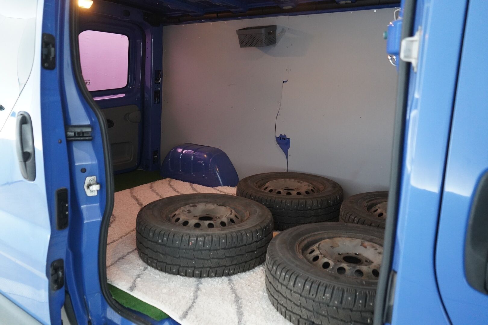 Renault Trafic 2011 *Yritys Outlet- Myydään vain yrityksille!* 	2,0 dCi 90hv 6MT L2H1 2,9 t - *Yritys Outlet- Myydään vain yrityksille!* | Kahdet renkaat vantein | Vetokoukku | Lohko+Sisähaara | Ilmastointi | Lämmitettävä kuljettajan istuin | 