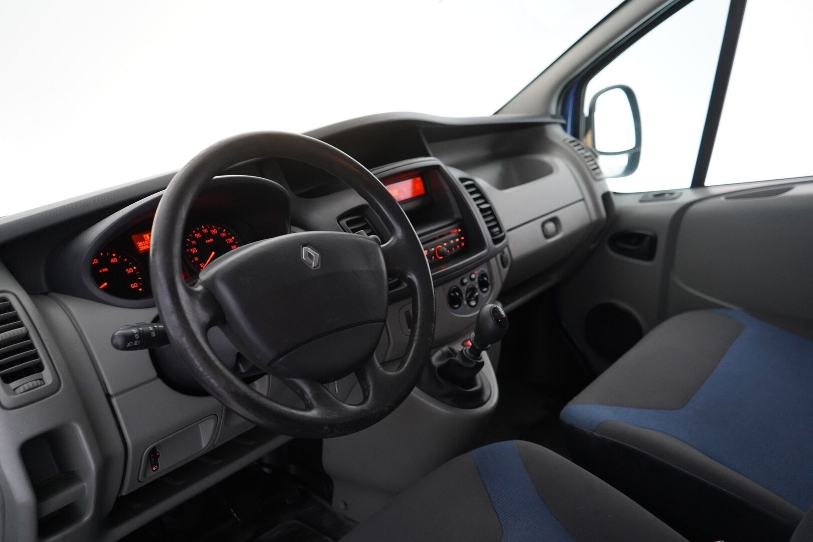 Renault Trafic 2011 *Yritys Outlet- Myydään vain yrityksille!* 	2,0 dCi 90hv 6MT L2H1 2,9 t - *Yritys Outlet- Myydään vain yrityksille!* | Kahdet renkaat vantein | Vetokoukku | Lohko+Sisähaara | Ilmastointi | Lämmitettävä kuljettajan istuin | 