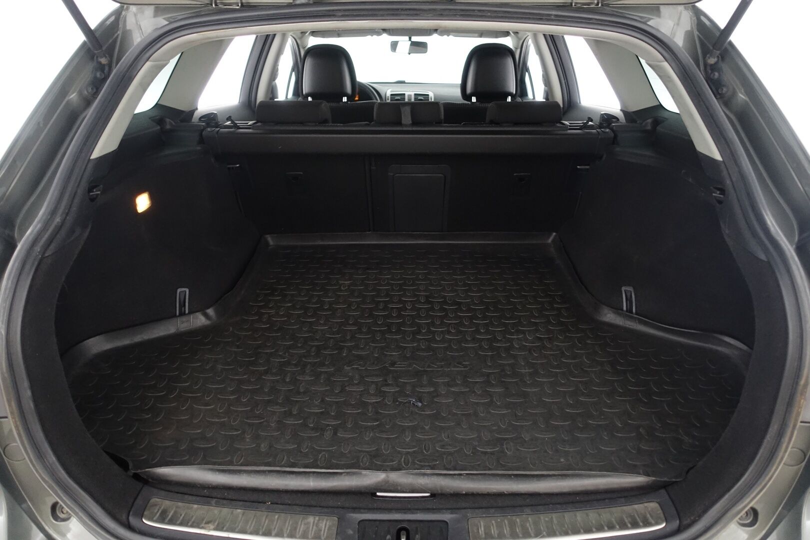 Toyota Avensis 2011 1,6 Valvematic Sol Edition Wagon - | Suomi-auto | Lohkolämmitin + sisäp. | Vakionopeudensäädin | Huoltokirja | 2x renkaat |