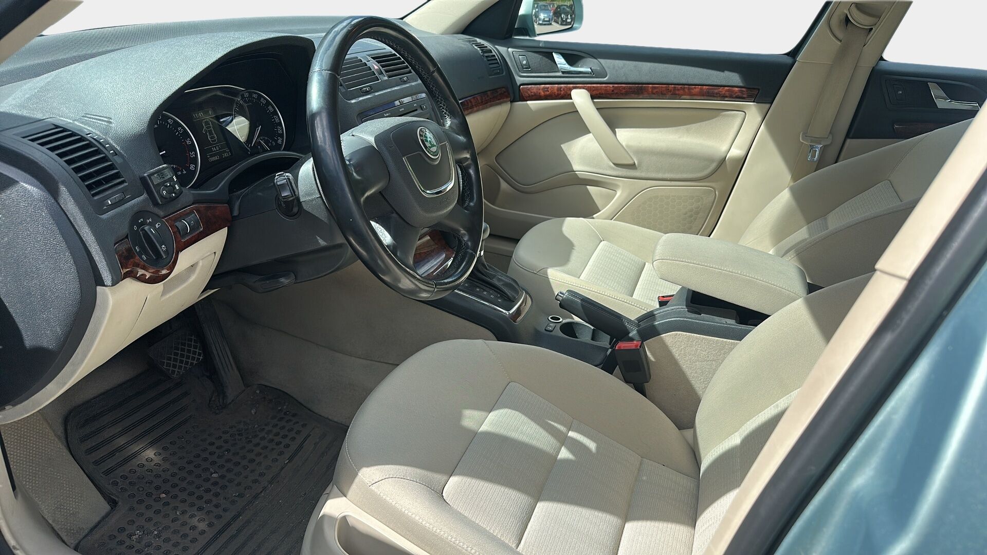 Skoda Octavia 2011 1,6 TDI Elegance DSG Autom * / YritysOutlet - Myydään vain yrityksille! - Myydään vain yrityksille! | Webasto | Jakopää tehty | Penkinlämmittimet | Vakionopeudensäädin | Kahdet renkaat | Juuri katsastettu | Hyvin huollettu | 2-om