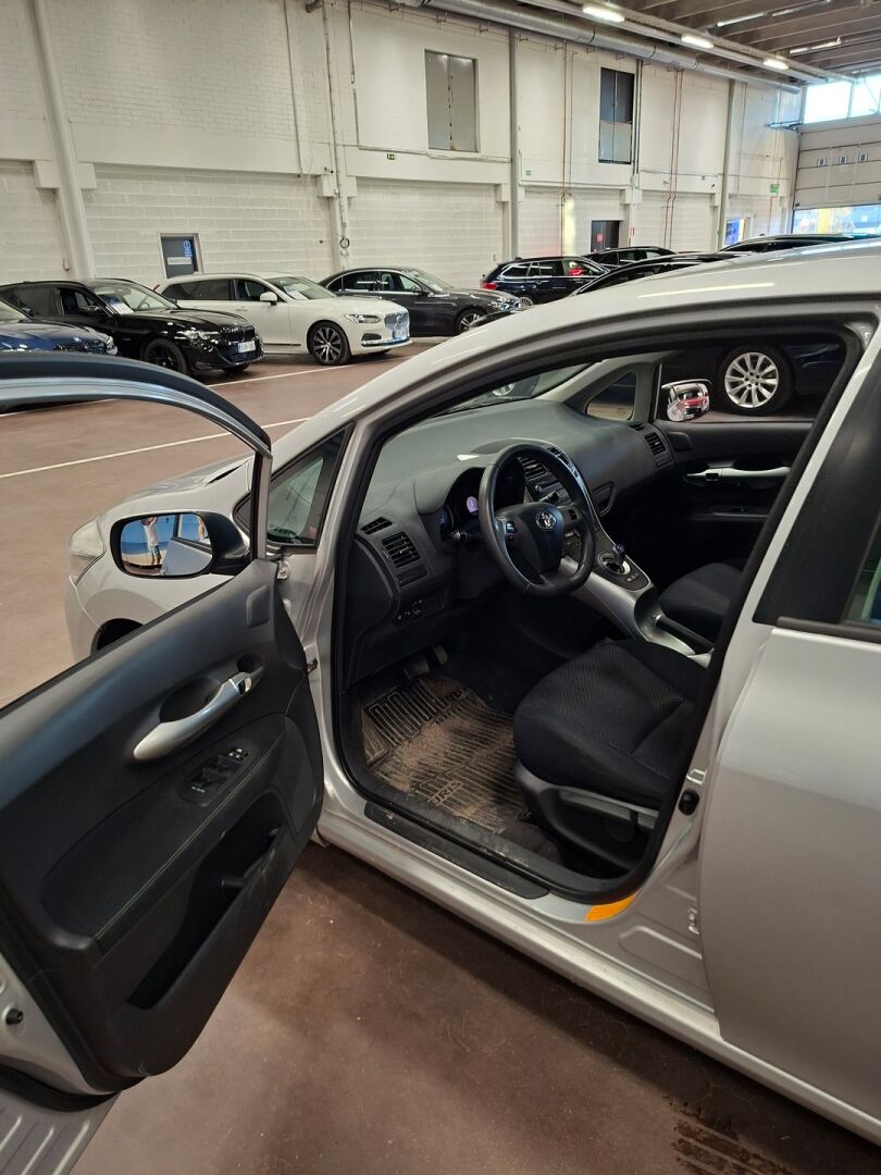 Toyota Auris 2011 1,8 HSD Linea Sol 5ov - | Juuri tullut | Kahdet renkaat alumiinivanteilla | Todella pieni kulutus | 