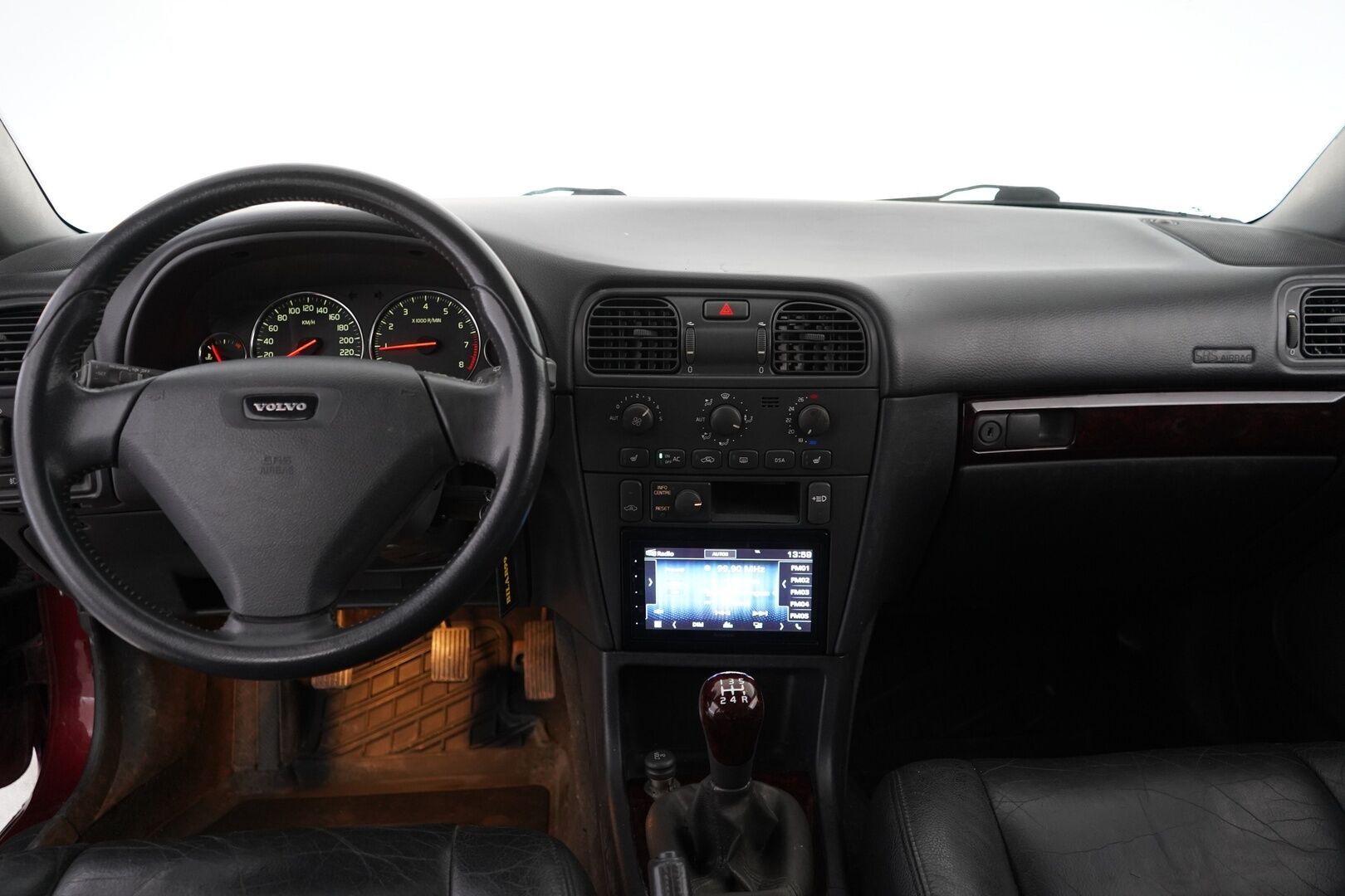 Volvo V40 2004 D V40 WAGON 2.0 *YritysOutlet - Myydään vain yrityksille* - Nahkapenkit / Ilmastointi / Kahdet renkaat / Suomi-auto