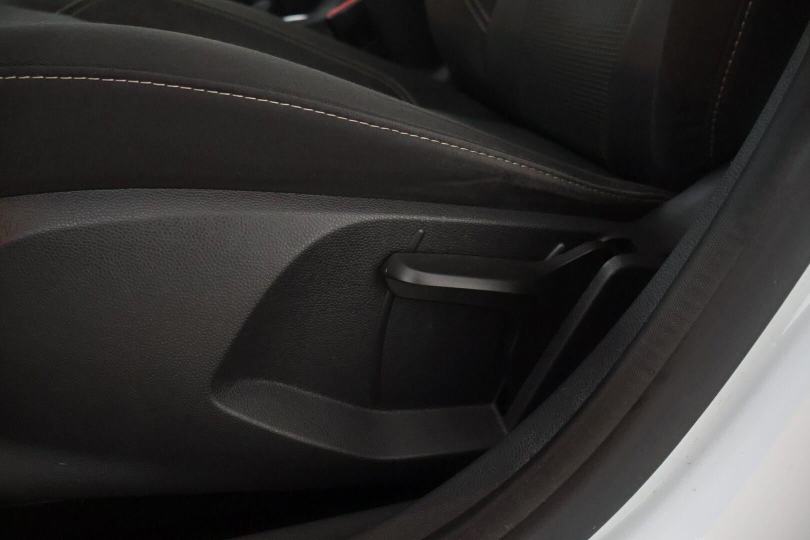 Ford Fiesta 2017 1,0 EcoBoost 100hv aut. Titanium 5-ov *Suomiauto / Lämm. tuulilasi / Tutkat takana / Vakkari / Bluetooth / Aut. ilmastointi * - 1-omisteinen Suomi-auto / 2x renkaat / Jakohihna vaihdettu 2/2026