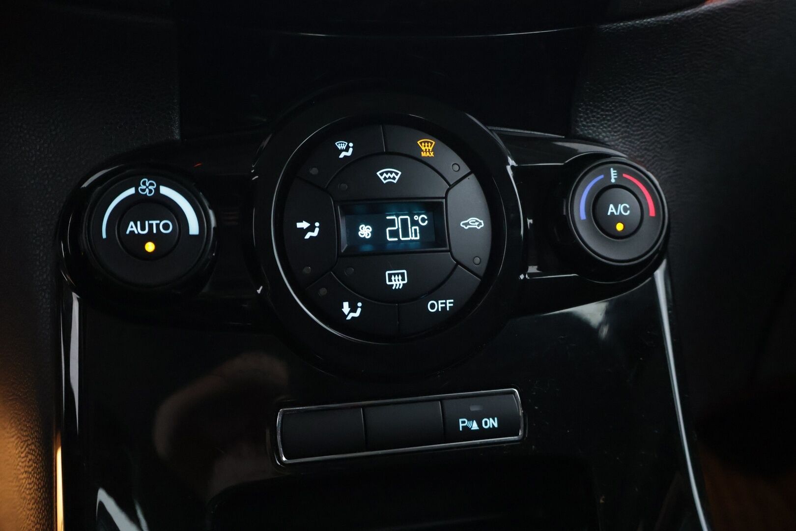 Ford Fiesta 2017 1,0 EcoBoost 100hv aut. Titanium 5-ov *Suomiauto / Lämm. tuulilasi / Tutkat takana / Vakkari / Bluetooth / Aut. ilmastointi * - 1-omisteinen Suomi-auto / 2x renkaat / Jakohihna vaihdettu 2/2026