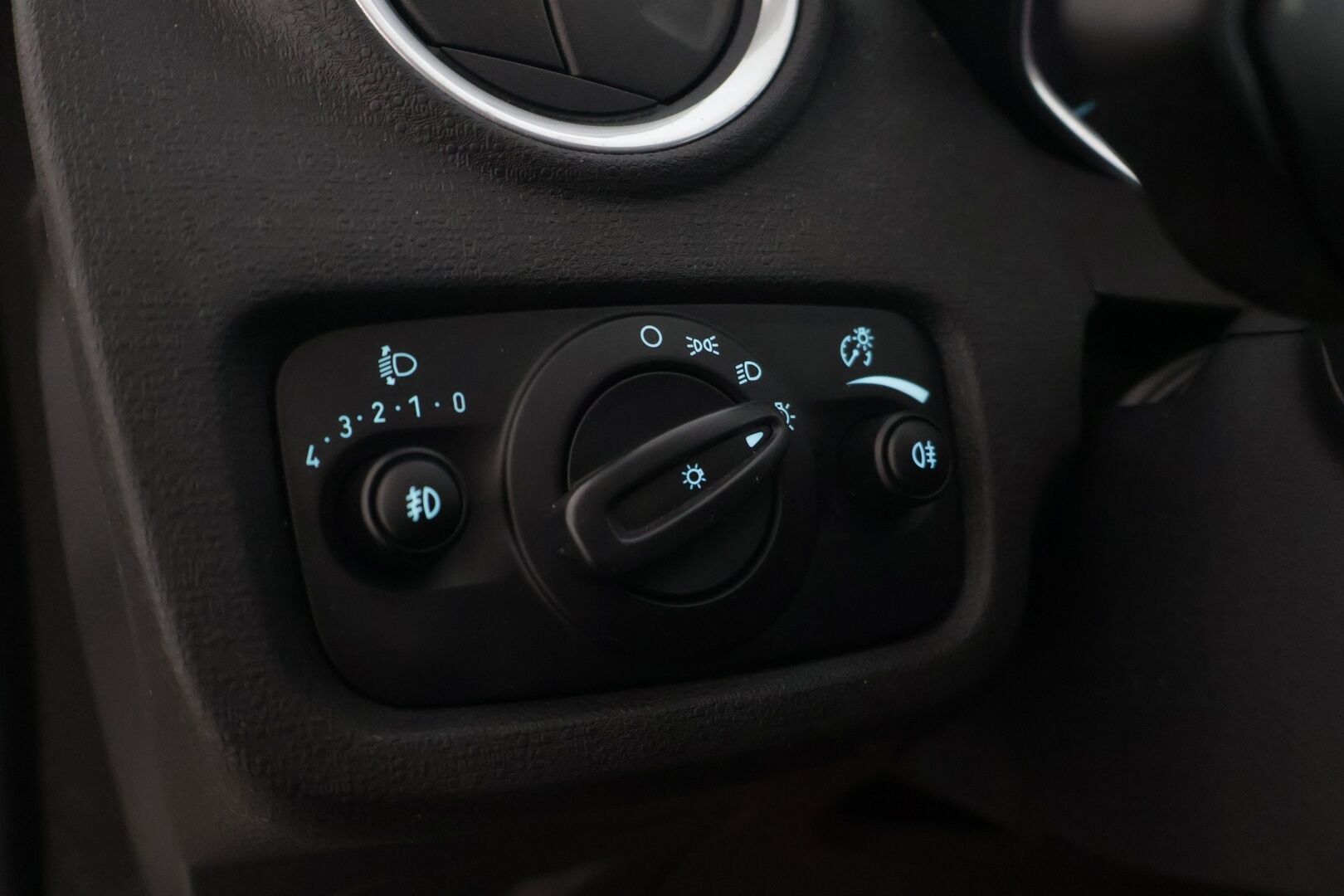 Ford Fiesta 2017 1,0 EcoBoost 100hv aut. Titanium 5-ov *Suomiauto / Lämm. tuulilasi / Tutkat takana / Vakkari / Bluetooth / Aut. ilmastointi * - 1-omisteinen Suomi-auto / 2x renkaat / Jakohihna vaihdettu 2/2026