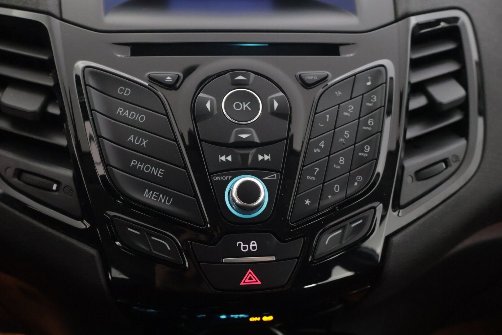 Ford Fiesta 2017 1,0 EcoBoost 100hv aut. Titanium 5-ov *Suomiauto / Lämm. tuulilasi / Tutkat takana / Vakkari / Bluetooth / Aut. ilmastointi * - 1-omisteinen Suomi-auto / 2x renkaat / Jakohihna vaihdettu 2/2026