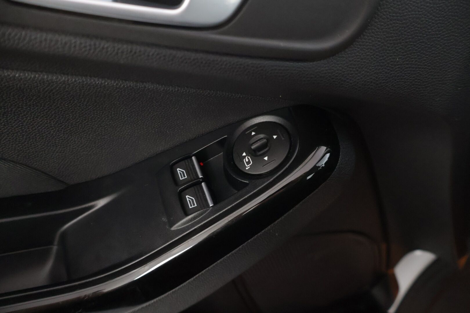 Ford Fiesta 2017 1,0 EcoBoost 100hv aut. Titanium 5-ov *Suomiauto / Lämm. tuulilasi / Tutkat takana / Vakkari / Bluetooth / Aut. ilmastointi * - 1-omisteinen Suomi-auto / 2x renkaat / Jakohihna vaihdettu 2/2026