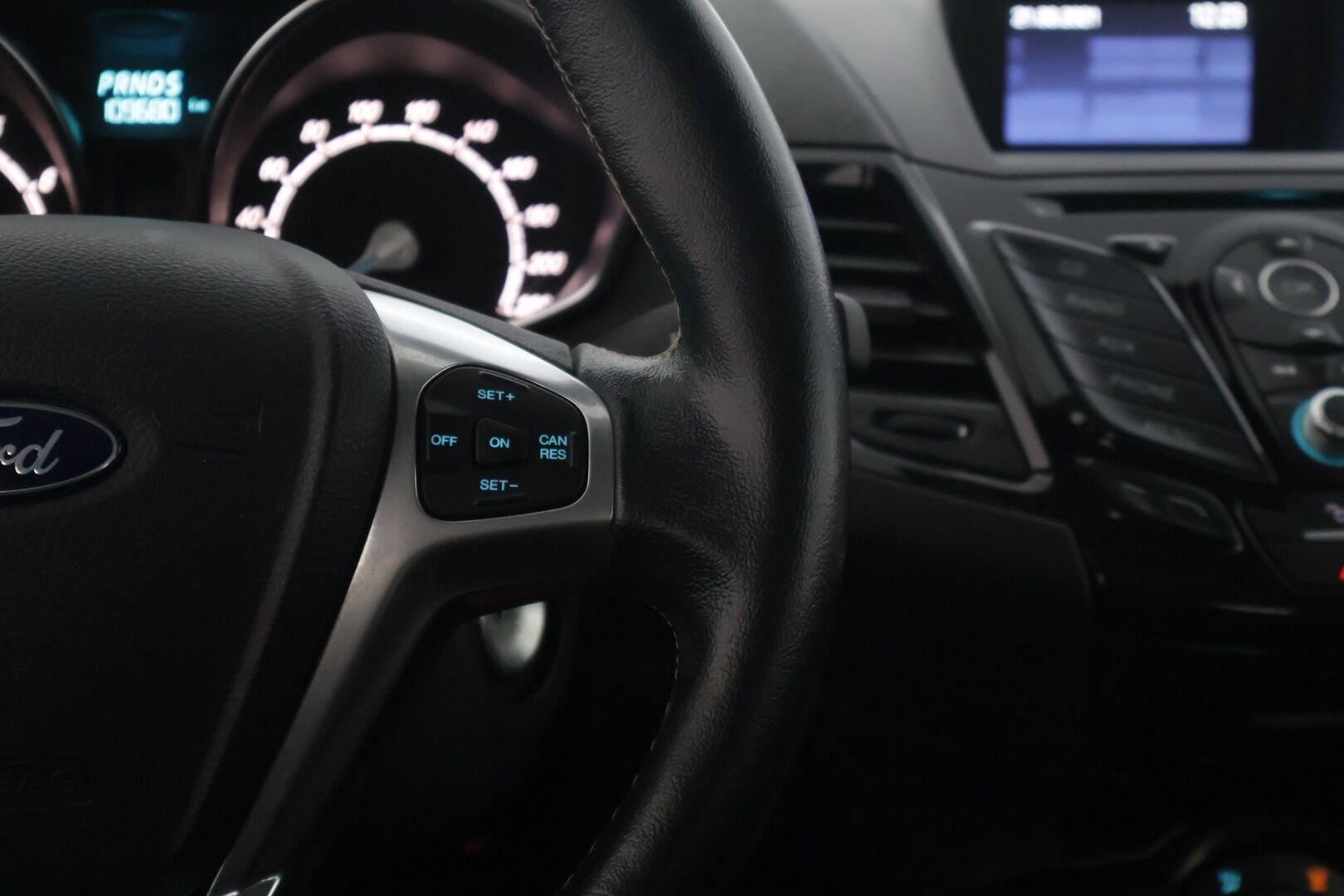 Ford Fiesta 2017 1,0 EcoBoost 100hv aut. Titanium 5-ov *Suomiauto / Lämm. tuulilasi / Tutkat takana / Vakkari / Bluetooth / Aut. ilmastointi * - 1-omisteinen Suomi-auto / 2x renkaat / Jakohihna vaihdettu 2/2026