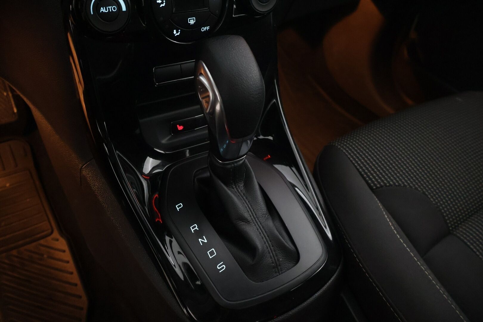 Ford Fiesta 2017 1,0 EcoBoost 100hv aut. Titanium 5-ov *Suomiauto / Lämm. tuulilasi / Tutkat takana / Vakkari / Bluetooth / Aut. ilmastointi * - 1-omisteinen Suomi-auto / 2x renkaat / Jakohihna vaihdettu 2/2026