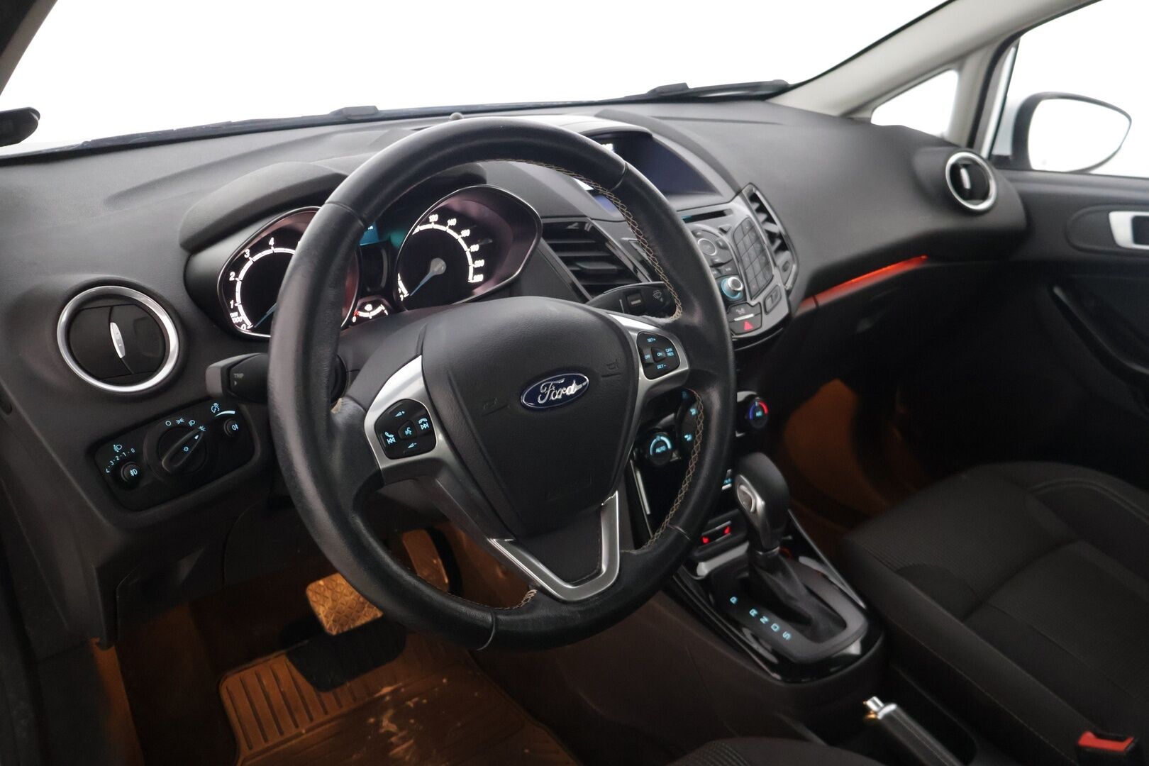 Ford Fiesta 2017 1,0 EcoBoost 100hv aut. Titanium 5-ov *Suomiauto / Lämm. tuulilasi / Tutkat takana / Vakkari / Bluetooth / Aut. ilmastointi * - 1-omisteinen Suomi-auto / 2x renkaat / Jakohihna vaihdettu 2/2026