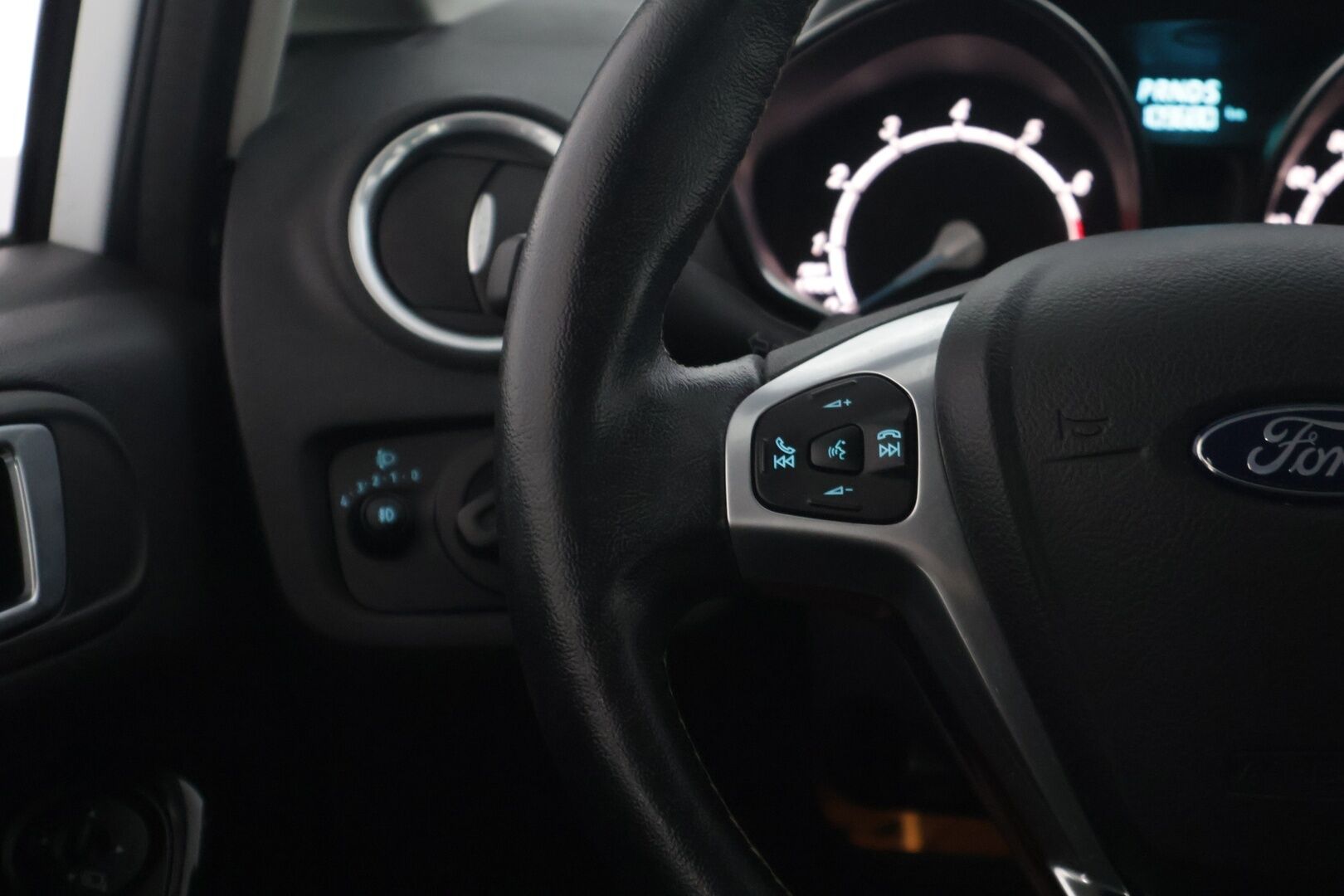 Ford Fiesta 2017 1,0 EcoBoost 100hv aut. Titanium 5-ov *Suomiauto / Lämm. tuulilasi / Tutkat takana / Vakkari / Bluetooth / Aut. ilmastointi * - 1-omisteinen Suomi-auto / 2x renkaat / Jakohihna vaihdettu 2/2026