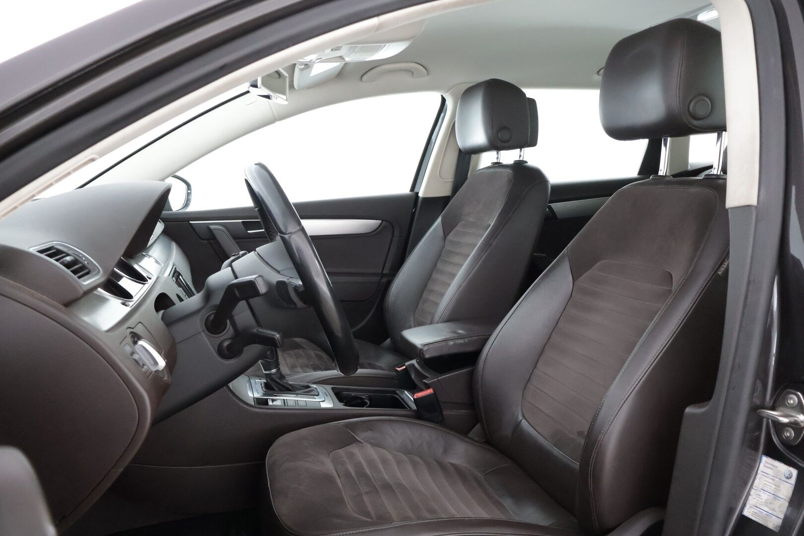 Volkswagen Passat 2011 Variant Highline 2,0 TDI 125 kW (170 hv) BlueMotion Technology 4MOTION DSG-aut - Koukku / Webasto / P-tutka / Lämmitettävä Tuulilasi / Vakinopeuden Säädin / Nahka-Alcantara / Penkinlämmittimet / S-luukku 