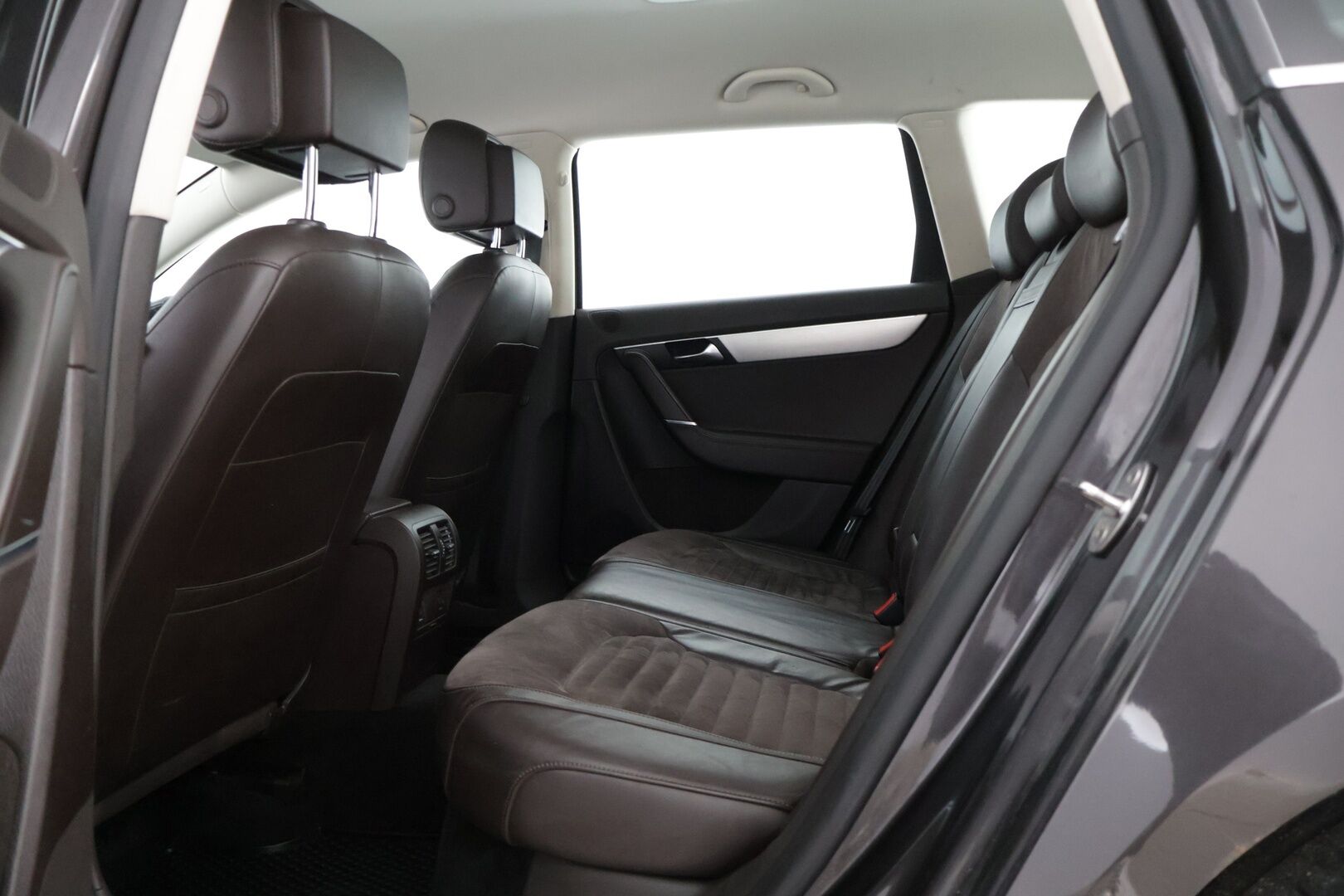 Volkswagen Passat 2011 Variant Highline 2,0 TDI 125 kW (170 hv) BlueMotion Technology 4MOTION DSG-aut - Koukku / Webasto / P-tutka / Lämmitettävä Tuulilasi / Vakinopeuden Säädin / Nahka-Alcantara / Penkinlämmittimet / S-luukku 